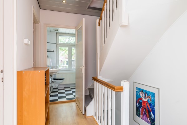 Foto - Te koop: Karakteristiek wonen met de duurzaamheid van nu! Verrassend ruime tussenwoning (1938) met 5 slaapkamers, hybride warmtepomp en Energielabel A nabij het centrum van Heerlen. 